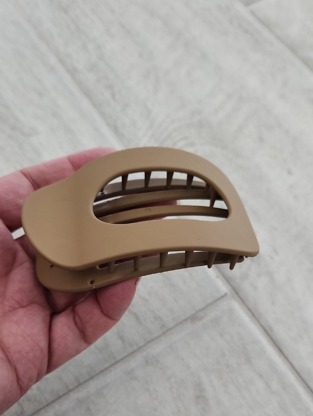 🌴🐻 Matte Tan Hair Claw Clip